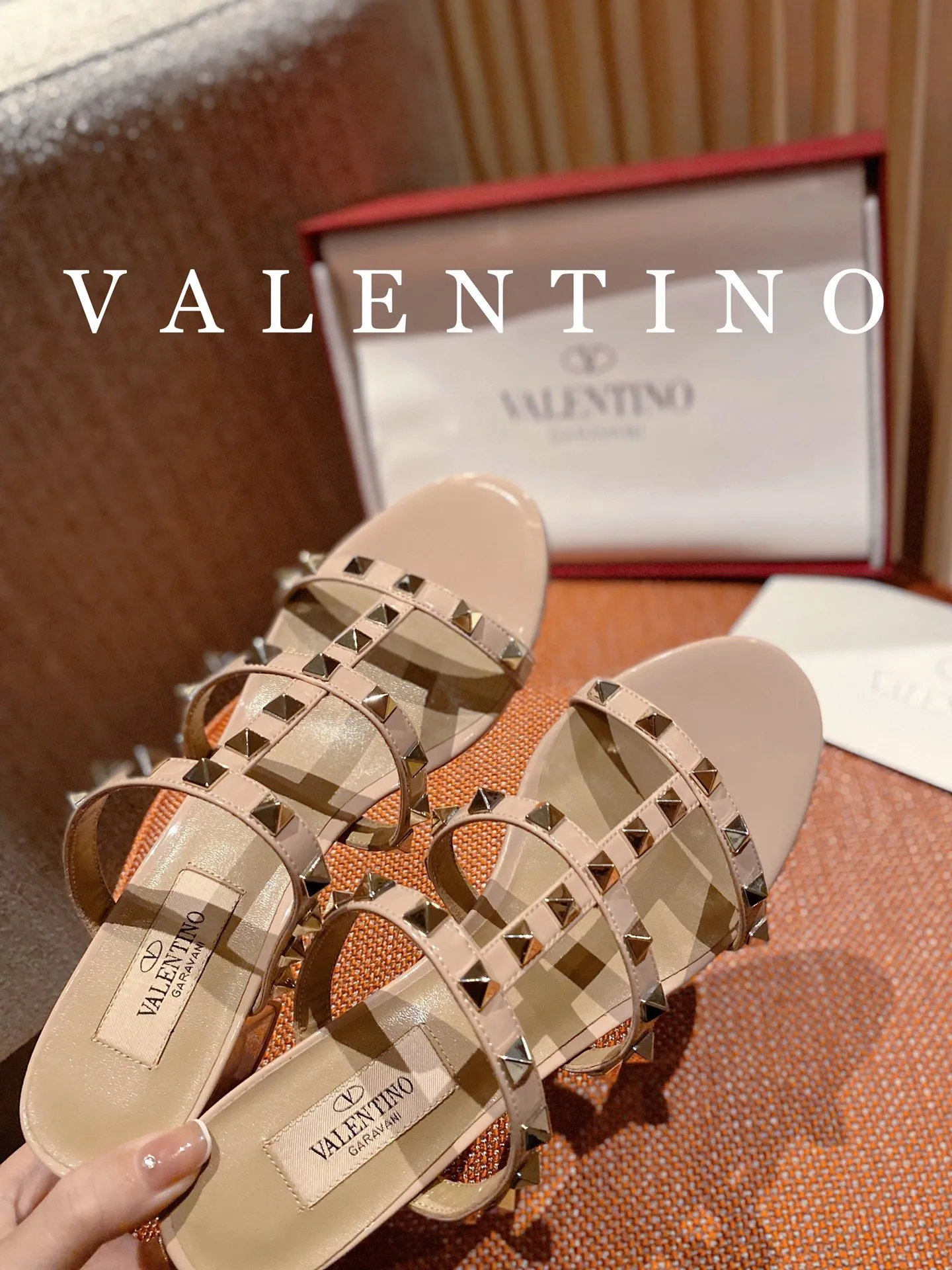 👟👟Ex-factory price 440👟👟 High-end quality 𝑉𝐴𝐿𝐸𝑁𝑇𝐼𝑁𝑂 Valentino ♡ͥ | Level🔍 The classic king flip flops are also so beautiful. The textured hardware brings out a full sense of luxury. After putting it on my feet, I was shocked that my feet looked slimmer! The new season lives up to expectations! Worth buying ★Imported cowhide is absolutely high-grade ❥Original method is absolutely sensual ❥Elegant style creates a different feeling🙈 Simple temperament style!  ♡ show bdetails ———————————— ⊿▸: Size｜35-40 (customized at 40.41.42) ⊿▸: Material｜Imported cowhide ⊿▸: Material | Padded sheepskin ⊿▸: Material | Italian🇮🇹 genuine leather outsole ⊿▸: Heel height｜6cm